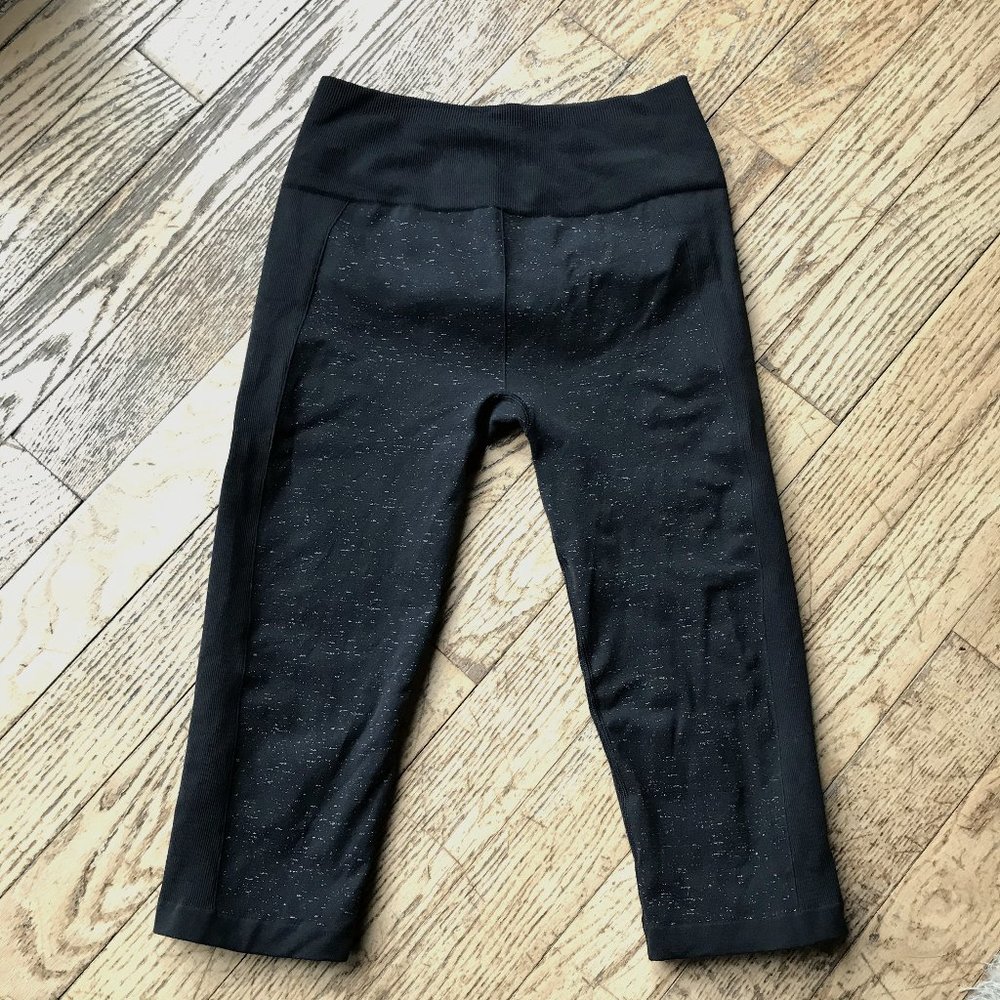 Lululemon Sz. 10 ~ High rise crop length legging